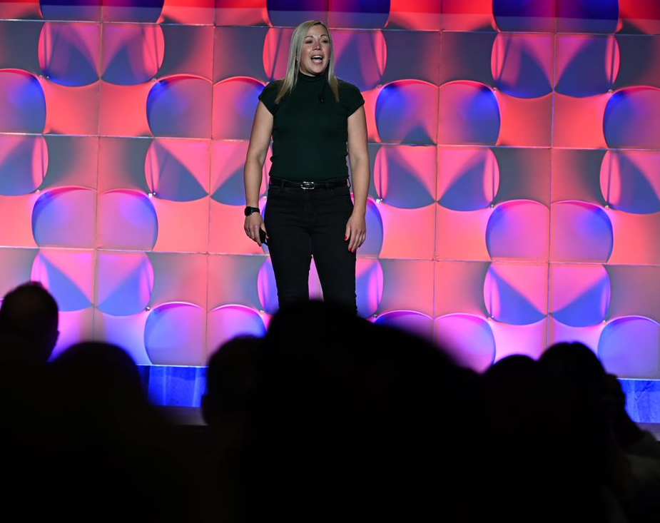 A person on a stage

Description automatically generated
